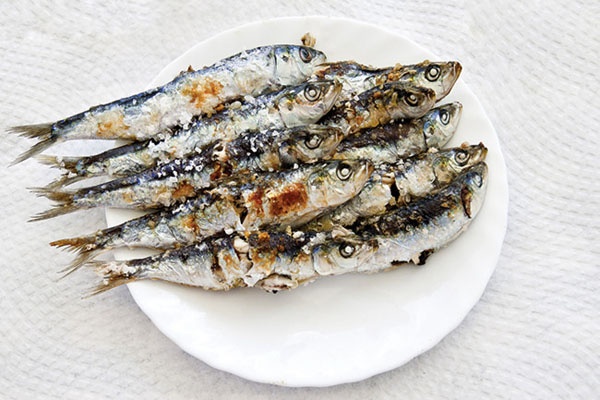 6. Dầu cá  Yếu tố quan trọng giúp cân bằng lượng đường trong máu là axit béo Omega 3, có rất nhiều trong dầu cá của các loại cá như cá hồi, cá mòi. Ăn nhiều những thực phẩm có chứa chất béo lành mạnh và protein cũng sẽ làm cho bạn có cảm giác no. Chất béo tốt sẽ giúp cho trọng lượng của bạn giảm.