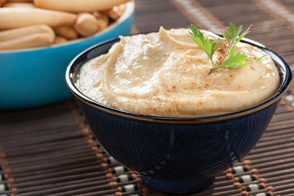 8. Hummus   Là món ăn được làm từ gà, đậu, dầu, vừng, chanh và tỏi. Món ăn này có đầy đủ protein và chất xơ, là lựa chọ tuyệt vời cho bạn để giảm cảm giác thèm ăn vào buổi chiều.