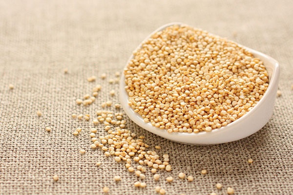 9. Hạt Quinoa   Hạt Quinoa hay còn được gọi là hạt diêm mạch, một loại có giá trị dinh dưỡng cao hơn cả gạo, lúa mì hay yến mạch. Do đó hạt quinoa cũng là thay thế tuyệt vời cho gạo và các loại ngũ cốc khác. Với protein và chất xơ, hạt quinoa giúp giảm cảm giác đói, là cách để giảm carb. Hạt quinoa có thể được chế biến thành cháo, làm salat, nấu cà ri hoặc xào.
