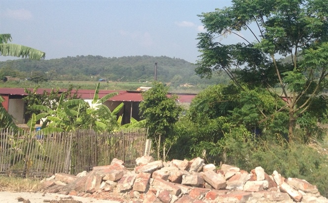 Cơ sở tái chế bì lợn của ông Vỹ chiếm đê sông Cầu lập thành “lô cốt”, nội bất xuất, ngoại bất nhậ.