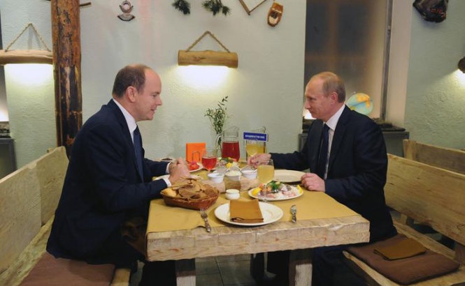 Tổng thống Putin dùng bữa giản dị với hoàng tử Monaco Albert II.