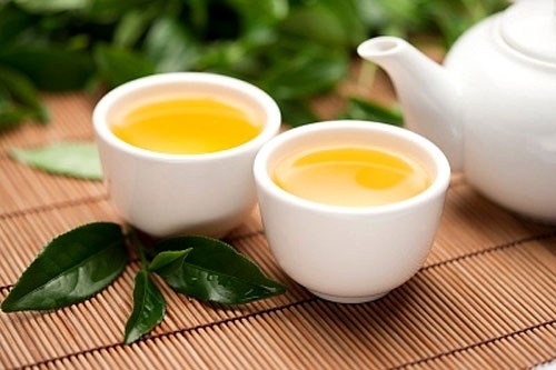 Mọi người thường có thói quen uống nước chè sau khi ăn trứng để giảm mùi khó chịu, mà không hề biết cách ăn này rất hại cho sức khỏe.