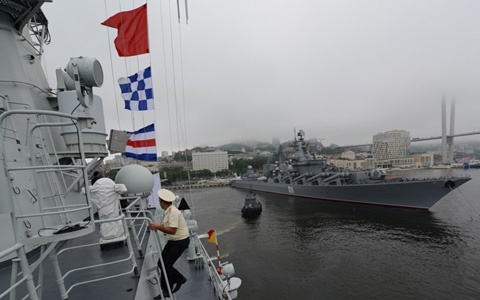 Chiến hạm Nga và Trung Quốc tập trận chung.