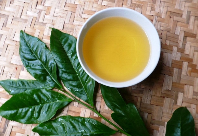 Bởi axit tannic trong lá chè sẽ kết hợp với protein trong trứng tạo thành hợp chất protein axit tannic làm chậm hoạt động của nhu động ruột, kéo dài thời gian tích trữ phân trong ruột - nguyên nhân gây táo bón, tăng nguy cơ tích trữ các chất có hại cho cơ thể.