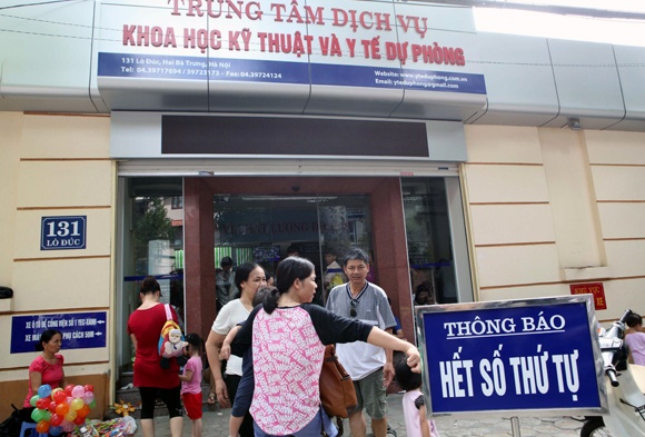 Cổng trung tâm, hàng nước, quán ăn, cửa hàng bán đồ chơi...  đắt khách từ ngày sốt vắc-xin 6 trong 1.