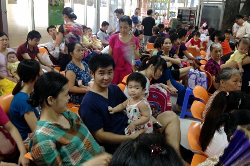 Trung tâm Y tế dự phòng phố Lò Đúc lúc nào cũng đông đúc.