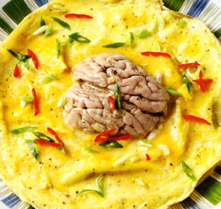 Dùng trứng chung với óc lợn sẽ làm tăng cholesterol trong máu, dễ làm người ăn bị chứng cao huyết áp đột ngột, dẫn đến tử vong.