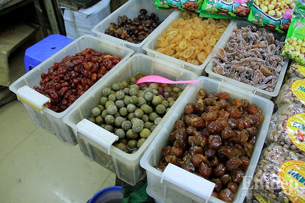 Ô mai mận, ô mai sấu không nhãn mác được bày bán tràn lan tại một số cửa hàng trong chợ Đồng Xuân (Hoàn Kiếm, Hà Nội).