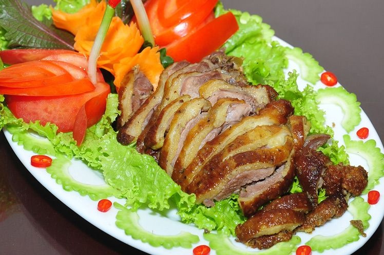 Ngoài ra, việc ăn trứng cùng lúc với thịt rùa có thể dẫn đến ngộ độc thực phẩm. Đặc biệt là những người mệt mỏi, cảm lạnh càng không nên ăn. Đối với phụ nữ mang thai, tiêu hóa kém đôi khi cũng không phù hợp để ăn.