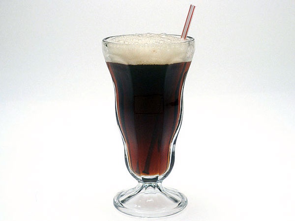 Caffeine: Caffeine có đặc tính khử nước, nên khi uống quá nhiều caffeine sẽ làm cho cơ thể bạn bị mất nước. Caffeine không những khiến bạn mất ngủ mà còn loại bỏ độ ẩm của làn da, do đó làm cho làn da bị lão hóa nhanh chóng.