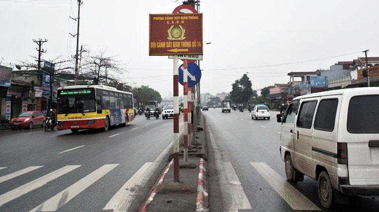 Nhiều lái xe bị mất tiền oan vì những biển báo treo theo kiểu đánh đố.