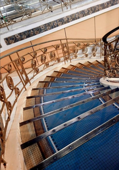 Cầu thang sảnh chính là một trong những khoản mục được giữ nguyên bản từ năm 1924.