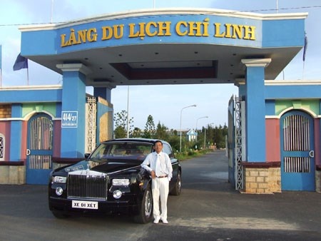 Đại gia Lê Ân bên siêu xe Rolls-Royce Phantom.