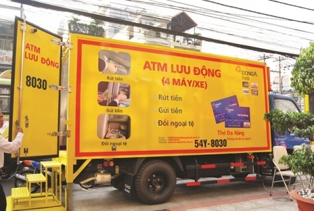 Vi sao ngan hang chua xung phong do tien vao ATM luu dong? hinh anh
