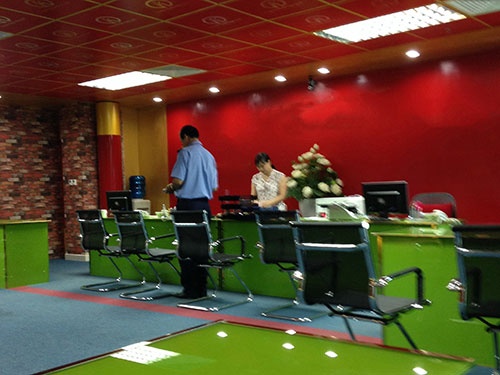 Trang tay tren san vang chui hinh anh