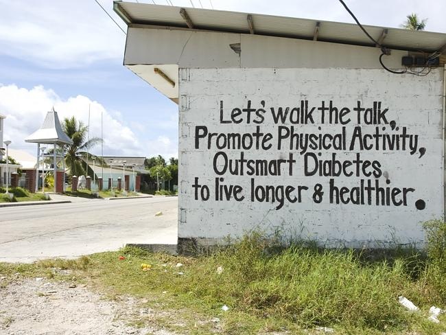 Su tut doc cua dat nuoc tung dung dola lam giay ve sinh hinh anh