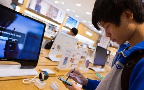 Apple gop mot tay khien Samsung mat qua nua loi nhuan hinh anh