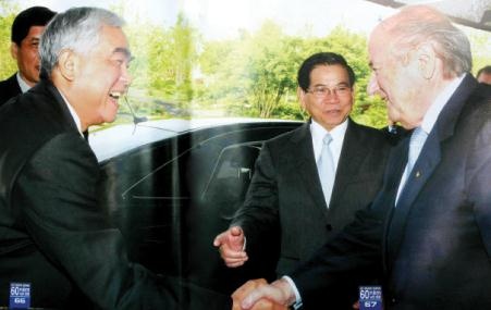 Ông Lê Hùng Dũng tháp tùng nguyên Chủ tịch nước Nguyễn Minh Triết thăm trụ sở Liên đoàn Bóng đá thế giới (FIFA). Chủ tịch FIFA Joseph Blatter chào đón phái đoàn tại Zurich (Thụy Sỹ) ngày 17/5/2010.