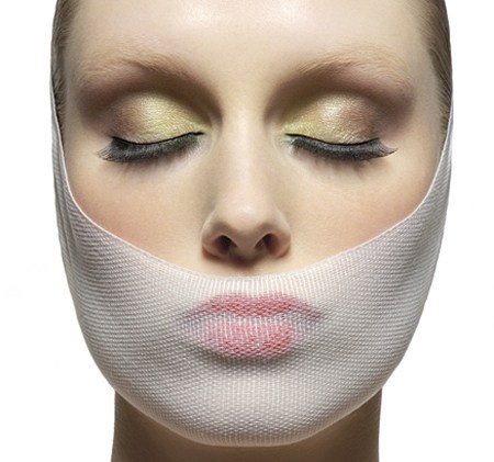 Vì vậy, người tiến hành phẫu thuật cần có kinh nghiệm vững vàng. Các thiết bị kĩ thuật cần được trang bị đầy đủ, hiện đại. Người được phẫu thuật cũng cần chuẩn bị tâm lý để không xảy ra những tai nạn đáng tiếc trên bàn mổ.