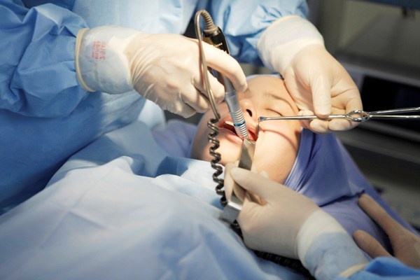 Gọt hàm ở các cơ sở không có chuyên môn cao, bệnh nhân có thể mắc phải các tai biến như: chảy máu sau phẫu thuật, thiếu xương, hụt xương gây dị dạng gương mặt do gọt bỏ xương quá nhiều hoặc chảy máu, nhiễm trùng, tổn thương thần kinh vùng mặt, sau phẫu thuật gương mặt không cân xứng… hay các tai biến và biến chứng do gây mê.