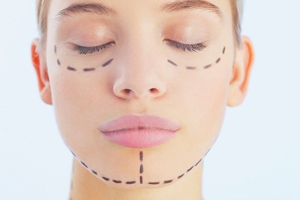 Đau đớn dai dẳng. Một thanh niên 27 tuổi đã cố ý tự sát bằng cách gieo mình xuống sông Hangang, phía bắc thủ đô Seoul, do không thể chịu đựng được những cơn đau hàm dai dẳng kể từ khi anh tiến hành ca phẫu thuật gọt cằm mấy tháng trước. Trước đó, một phụ nữ khoảng 30 tuổi rơi vào tình trạng hôn mê lúc đang tiến hành phẫu thuật chỉnh hình cho gương mặt. Một tháng sau, cô được đưa đi cấp cứu tại một bệnh viện gần nhà nhưng không qua khỏi.