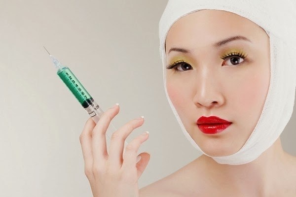 Mặt bị đơ. Nếu phẫu thuật thẩm mĩ không khéo, rất có thể khuôn mặt bạn sẽ bị tê liệt các dây thần kinh vùng mặt, thiếu hụt xương gây dị dạng. Khuôn mặt của bạn có thể bị mất cân đối do việc đo đạc không chính xác trước phẫu thuật. Hơn nữa, bạn cũng có thể mắc nguy cơ bị chảy máu trong vì ở mặt có rất nhiều mạch máu lớn nhỏ.