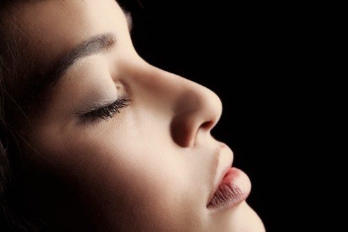 Ảnh hưởng sức khỏe sau phẫu thuật. Cả khi bạn đã có được gương mặt V như ý nhưng bạn vẫn có thể phải chịu đựng những ảnh hưởng xấu sau khi phẫu thuật. Việc ăn uống hàng ngày bị hạn chế do xương hàm bị thay đổi. Trường hợp nghiêm trọng hơn còn có thể bị ảnh hưởng cả tới những phần khác trên gương mặt như các dây thần kinh, tuyến lệ…