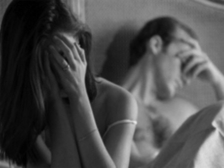 Dễ mắc bệnh tình dục. Khi sử dụng đồ chơi người lớn, bạn có nguy cơ viêm nhiễm vùng kín rất cao. Đối với nữ giới, máy rung và của nam giới giả là hai “tội phạm” nguy hiểm nhất trong vấn đề này.Việc tác động mạnh và liên tục khi cảm xúc đang cao trào dễ khiến nữ giới bị tổn thương thành âm đạo, gây xước và chảy máu, thậm chí còn gây kẹt đồ chơi trong tử cung...