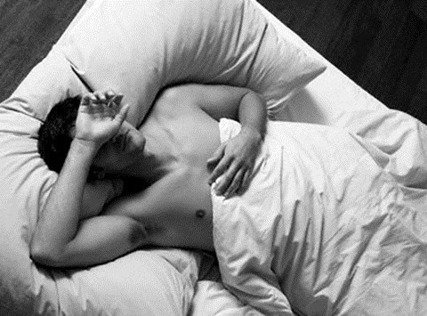 Khó lên đỉnh. Cường độ hoạt động của những món sextoy này khá cao, nhanh tạo khoái cảm và đưa người dùng đạt được đỉnh cao cảm xúc, vì thế sử dụng lâu dài sẽ làm người dùng quen với cường độ đó sau này đối với các quan hệ thể xác thực sẽ rất khó đạt được cực khoái.Và khi lạm dụng những dụng cụ này quá nhiều sẽ khiến cho người sử dụng chỉ muốn cưới một “sextoy” chứ không phải một đối tác thật.
