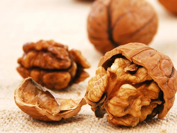 Ăn các loại hạt: Lời khuyên về dinh dưỡng tốt nhất cho những bệnh nhân bị giữ nước là nên ăn các loại hạt thường xuyên, bao gồm một số món ăn vặt như quả óc chó, nho khô hay hạt lanh.