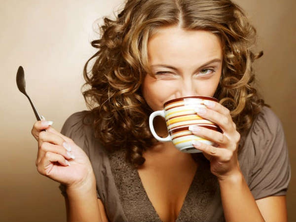 Uống ít caffein: Chất lỏng cần thiết cho cơ thể nhưng không phải những đồ uống chứa caffeine. Để kiểm soát được chứng bệnh này, bạn nên hạn chế uống những đồ uống có ga ngọt, trà, cà phê, nước tăng lực và rượu.