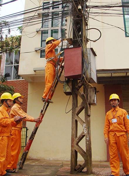 Nhiều công đoạn trong sản xuất, kinh doanh của ngành điện vẫn còn khá thô sơ.