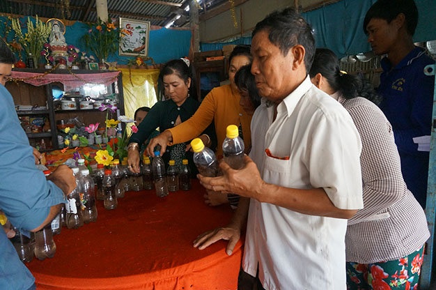 Có rất nhiều người mua rượu ngâm “gốc cây thần dược” về uống.