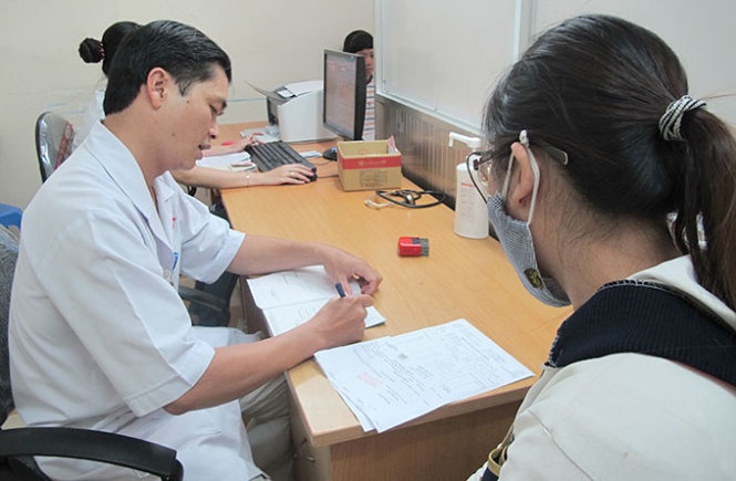 Một phụ nữ đến Bệnh viện Bệnh nhiệt đới khám vì nghi nhiễm giun đũa chó mèo.