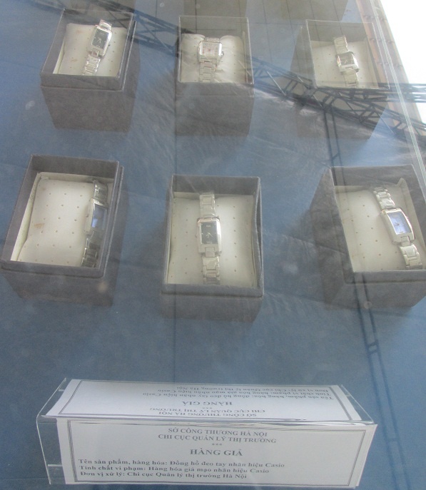 Nhiều sản phẩm đồng hồ Casio bị làm giả. Theo Chi cục Quản lý Thị trường Hà nội để nhận biết được đồng hồ Casio có giả hay không, người tiêu dùng cần lưu ý về độ bóng của sản phẩm, hàng thật độ bóng cao. Ngoài ra cần phải lưu ý tới tem nhãn mác và các ốc vít được làm rất đẹp, chắc chắn
