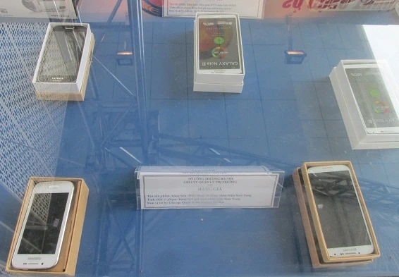 Các sản phẩm điện thoại smatphone giả, nhái cũng được giới thiệu tới người tiêu dùng Hà Nội và du khách cả nước
