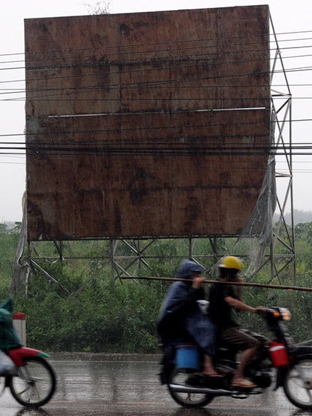 Sau nhiều năm phơi mưa nắng, bảng sơ đồ quy hoạch cảng hàng không quốc tế Long Thành (ấp 10, xã Bình Sơn, huyện Long Thành, Đồng Nai) đã tróc hết sơn.