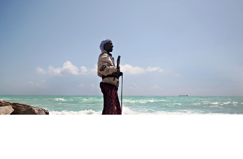 Nhiều người giữ lập trường cho rằng cướp biển không phải là hoạt động tự phát, nó bắt nguồn từ những thiếu sót của chính phủ Somali.