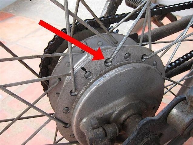 Với xe dùng nan hoa, kiểm tra bằng cách nén xe xuống với các lực khác nhau và xem có tiếng động nào lạ không.