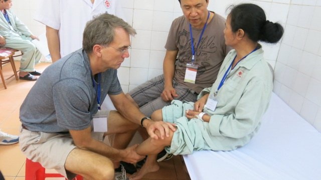 Chuyen gia My thay khop mien phi cho nguoi ngheo hinh anh