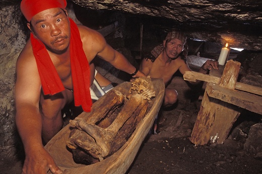 Khói được thổi vào miệng để làm khô các bộ phận bên trong cơ thể và cơ quan nội tạng. Cuối cùng, các loại thảo mộc được dùng để chà xát trên cơ thể.