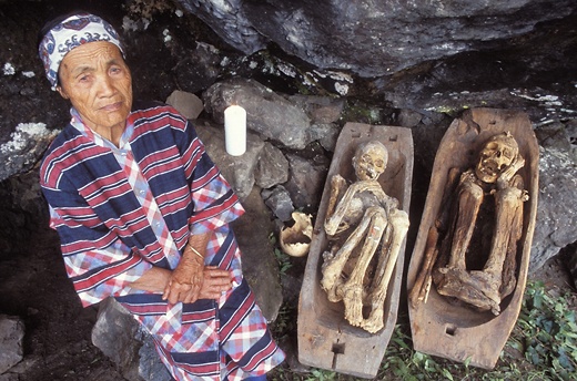 Người ta ước tính rằng toàn bộ quá trình ướp xác có thể mất vài tuần, có khi vài tháng. Sau đó, họ được chôn cất trong các hang động.