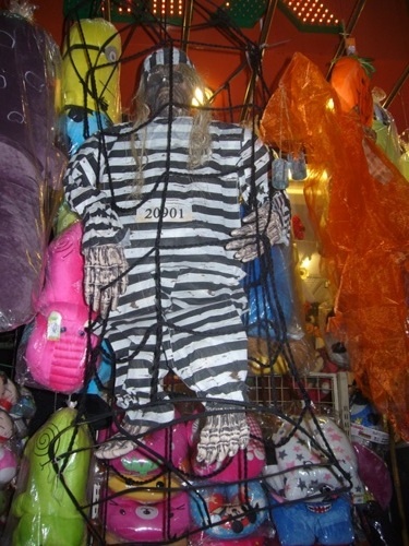 Dạo quanh các cửa hàng hóa trang trên đường Nguyễn Thị Minh Khai, Cao Thắng (Q.3), Nguyễn Tri Phương (Q.10), Ông Ích Khiêm(Q.11)…đã cho thấy không khí ma mị, huyền bí từ các mặt hàng được kinh doanh.