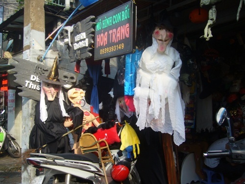 Các mặt hàng rất đa dạng từ trang phục, mặt nạ, vật dụng trang trí, tất cả đều nhấn mạnh đến yếu tố ma quái, kinh dị với xuất xứ “made in China”. Chỉ một số ít cửa hàng tự thiết kế trang phục đơn giản với bù nhìn bằng vải, khung xương bằng mút… Tuy nhiên, những sản phẩm “made in… thủ công” này kiểu dáng thường không đa dạng và kém độc đáo.