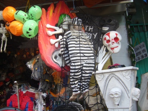 Thị trường Halloween quen thuộc với mô hình bù nhìn ma quái.