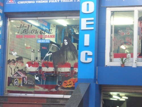 Một số trường học, cửa hiệu sớm trang trí chuẩn bị đón lễ hội Halloween. Các cửa hàng bắt đầu đón khách mua sắm cho ngày Holloween  Những năm trở lại đây, lễ hội Halloween thu hút khá đông giới trẻ nhưng chất lượng các sản phẩm hóa trang vẫn thả nổi. Với tâm lý vui và sử dụng trong chốc lát, nên nhiều người mua chỉ chú trọng đến công năng, tác dụng của sản phẩm hơn là xuất xứ, nguồn gốc. “Nếu không lựa chọn cẩn thận, có thể mua phải những sản phẩm độc hại, gây ảnh hưởng đến sức khỏe, đặc biệt là với trẻ con”- một phụ huynh có con từng bị dị ứng khi đeo mặt nạ nhện của Trung Quốc cảnh báo.