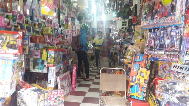 Do choi tre em trong vong vay hang ngoai hinh anh