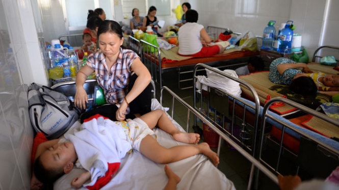 Nhieu benh nhi benh tay chan mieng, sot xuat huyet nang hinh anh