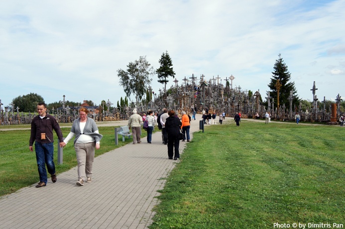 Domantai là tên của ngọn đồi thánh giá trước kia nằm ở phía bắc, cách thành phố công nghiệp nhỏ Siauliai khoảng 12km, thuộc nước cộng hòa Lithuania, là một điểm đến cho những du khách hành hương và hiếu kì. Người ta ước tính có hơn 200.000 cây thánh giá được đặt tại đây, nhưng địa điểm này không phải là một nghĩa địa.