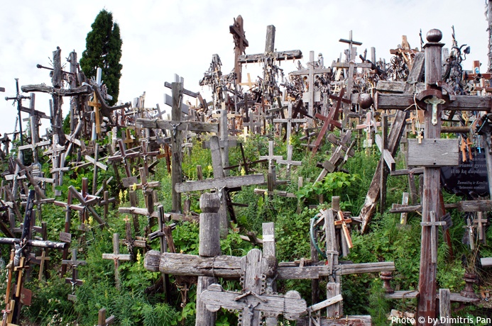 Người ta truyền tai nhau về những câu chuyện lí thú, những điều kì diệu khi tới ngọn đồi, vì thế, nhiều người đã lặn lội đến tận ngọn đồi này và đặt lại một thập giá với mong muốn mình sẽ tìm thấy thật nhiều may mắn trong cuộc đời. Ngày nay số lượng cây Thánh giá không ngừng tăng và tính đến thời điểm này, tại đây đã có tổng cộng khoảng hơn 200.000 cây Thánh giá.  